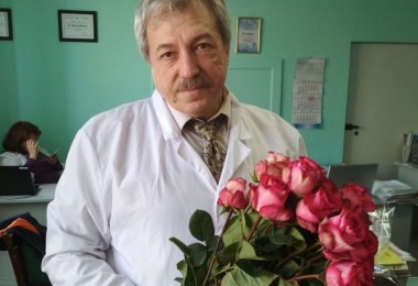 Коллектив клиники поздравил директора Морозова В.Г. с днем рождения