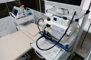 Фото - Аппарат и кушетка для эндоскопических исследований (ЭГДС)
