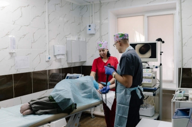 Фото - Врачи проводят эндоскопическое исследование (ЭГДС)