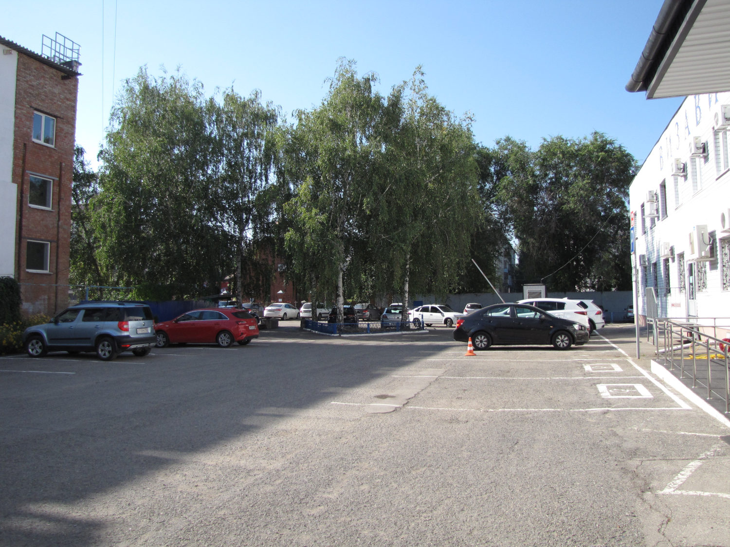  Автомобильная парковка возле здания Гепатолог в Тольятти